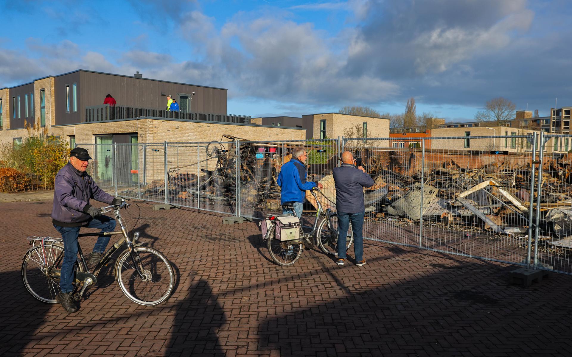 Voorbijgangers zien de verwoesting. 