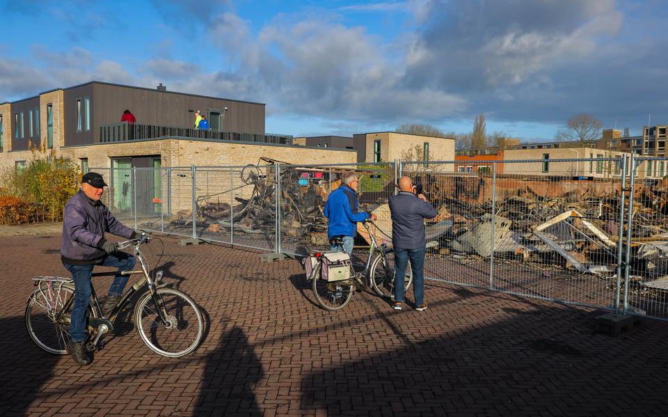 Voorbijgangers zien de verwoesting. 