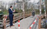 Wethouder Roelof Theun Hoen van Weststellingwerf opende eind maart een circulaire fietsbrug op het eiland Driewegsluis bij Nijetrijne. 