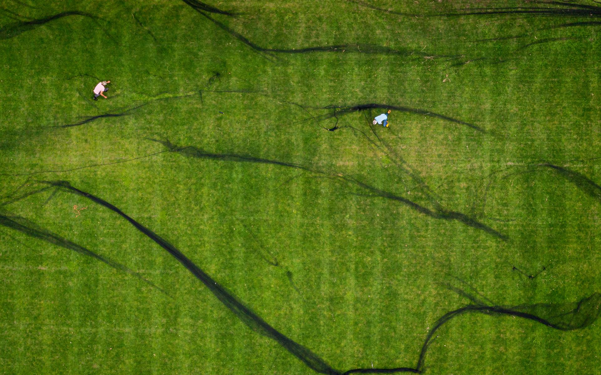 Na storm Poly repareert Ruben de scheur in zijn gigantische vogelnet op voetbalveld in Oldeholtpade: