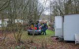 Jeep Zwier bezig met het ontruimen van zijn stacaravan in Recreatiecentrum Hanestede in Noordwolde. 