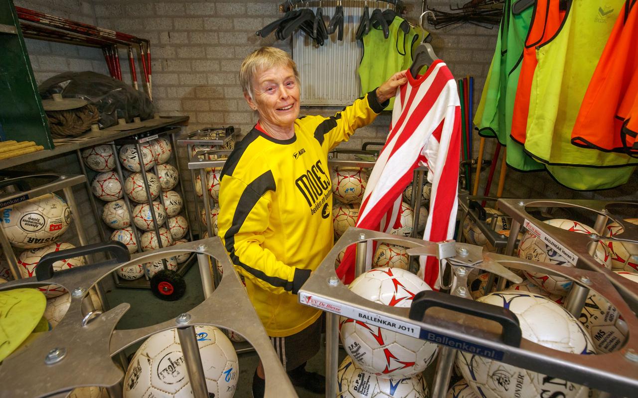 Tiny Landman in het materialenhok van De Blesse, met het shirt dat ze 52 jaar geleden voor het eerst droeg. Tiny Landman in het materialenhok van De Blesse, met het shirt dat ze 52 jaar geleden voor het eerst droeg.
