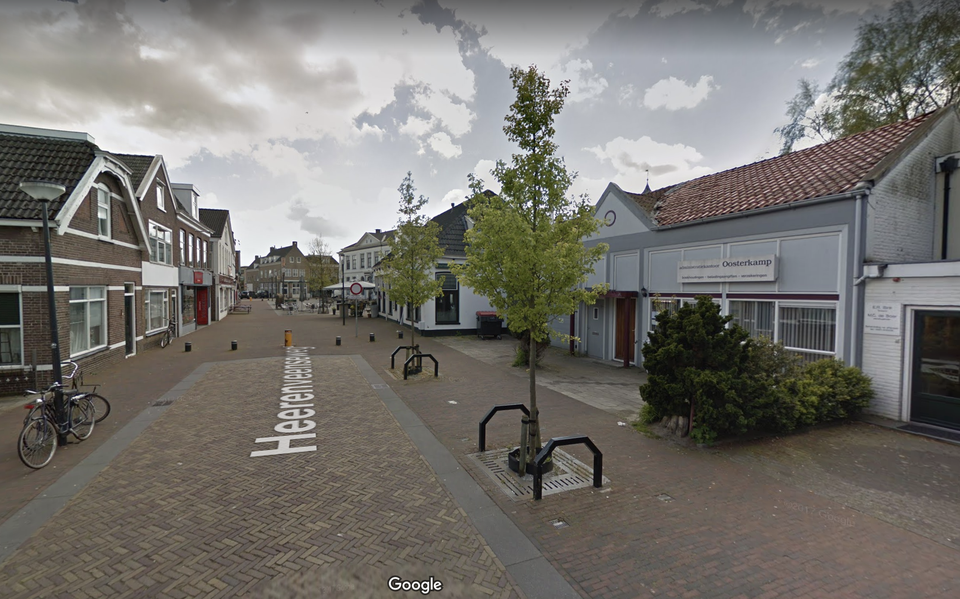 De Heerenveenseweg in Wolvega, ter hoogte van een mogelijke doorsteek naar het Acht-Pilarenplein. 