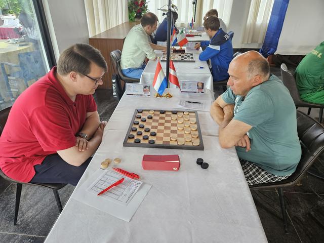 Jan van Dijk (l) is in Kameroen voor het WK dammen, waar naast het internationale spel ook de Friese variant als nevenactiviteit op het programma staat.