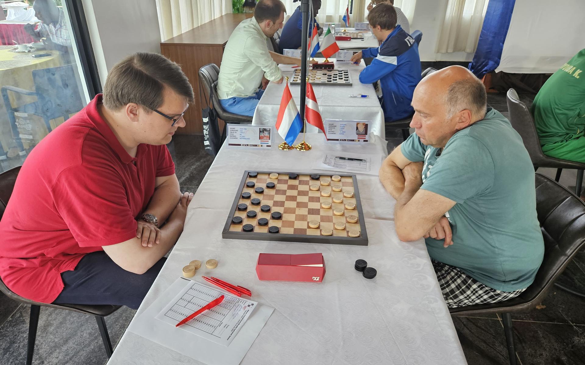 Jan van Dijk (l) is in Kameroen voor het WK dammen, waar naast het internationale spel ook de Friese variant als nevenactiviteit op het programma staat.