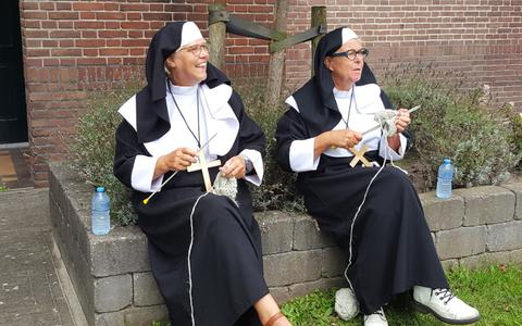 Breiende zusters op Mariënwold (Gea de Ruiter en Annemarie Bos).