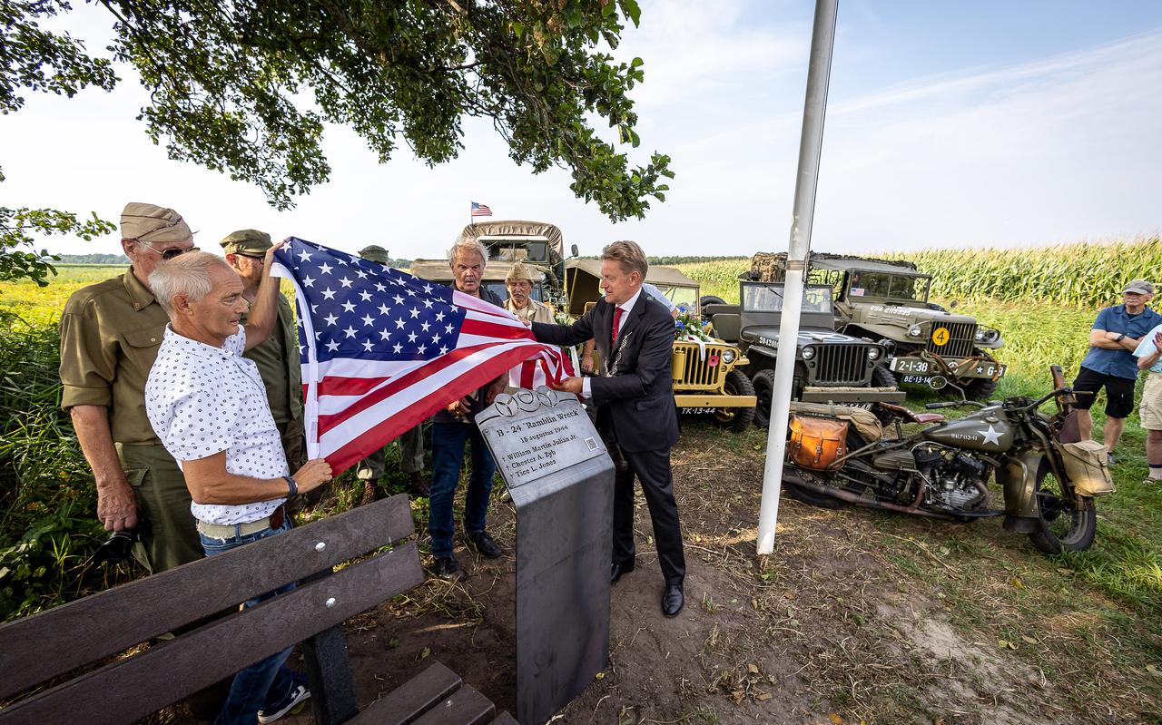 Burgemeester Rob Bats onthulde in augustus 2022 samen met de initiatiefnemers het monument voor de omgekomen vliegeniers bij Steenwijkerwold. 