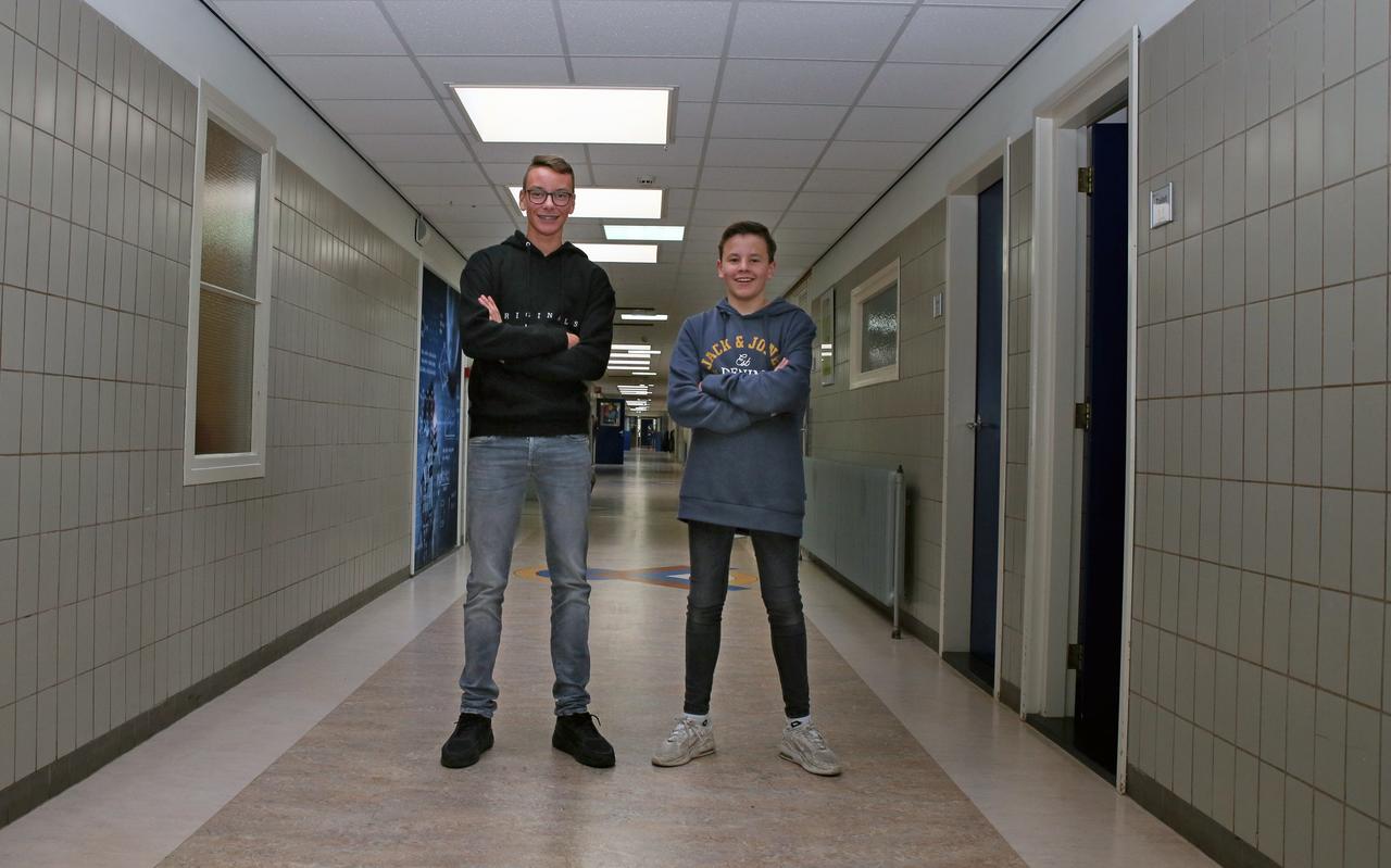 Jayden Jochems (l) en Gerjan de Wagt zijn helden. Ze reanimeerden een oudere man die onwel werd. Ze wisten hoe het moest, omdat EHBO-les gevolgd hadden op school. Jayden Jochems (l) en Gerjan de Wagt zijn helden. Ze reanimeerden een oudere man die onwel werd. Ze wisten hoe het moest, omdat EHBO-les gevolgd hadden op school.