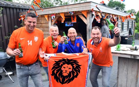 De vriendengroep en aanhang ziet in de tuin bij Alberto Schipper Nederland met 3-0 winnen van Noord Macedonië. 