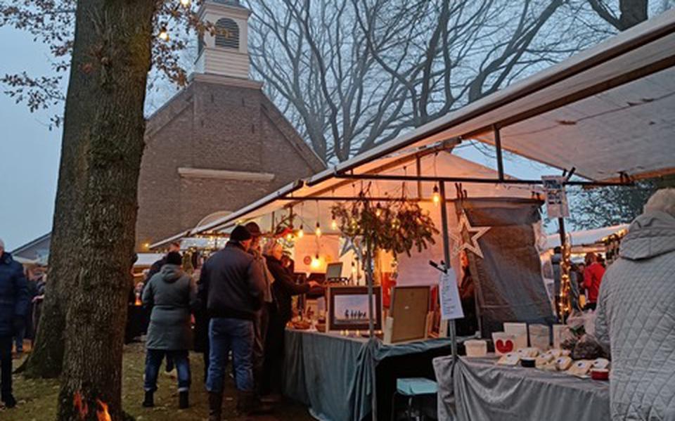 De kerstmarkt is in en rond de kerk in Willemsoord. 