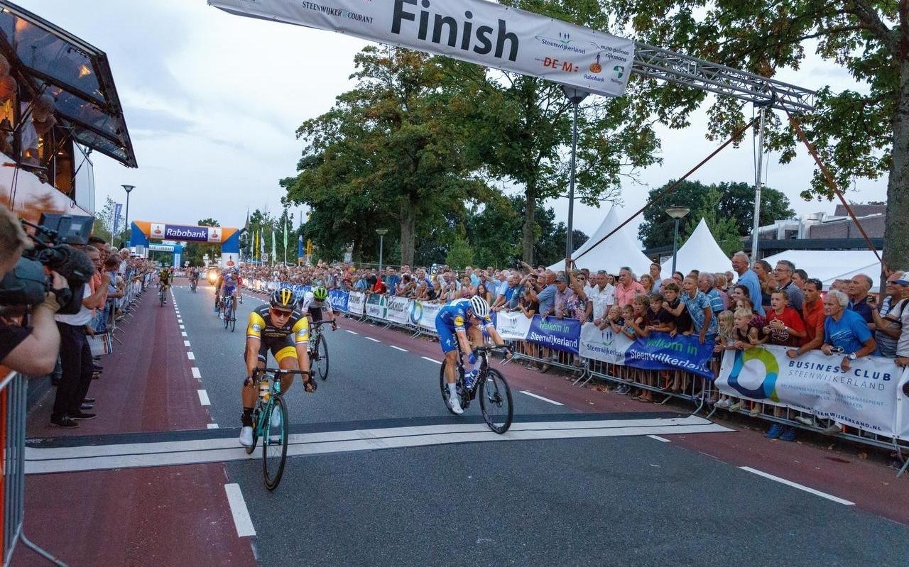 Het jaarlijkse wielerspektakel van Steenwijk staat altijd garant voor vermaak onder de Sint Clemens. Dylan Groenewegen won de sprint in 2018. Het jaarlijkse wielerspektakel van Steenwijk staat altijd garant voor vermaak onder de Sint Clemens. Dylan Groenewegen won de sprint in 2018.