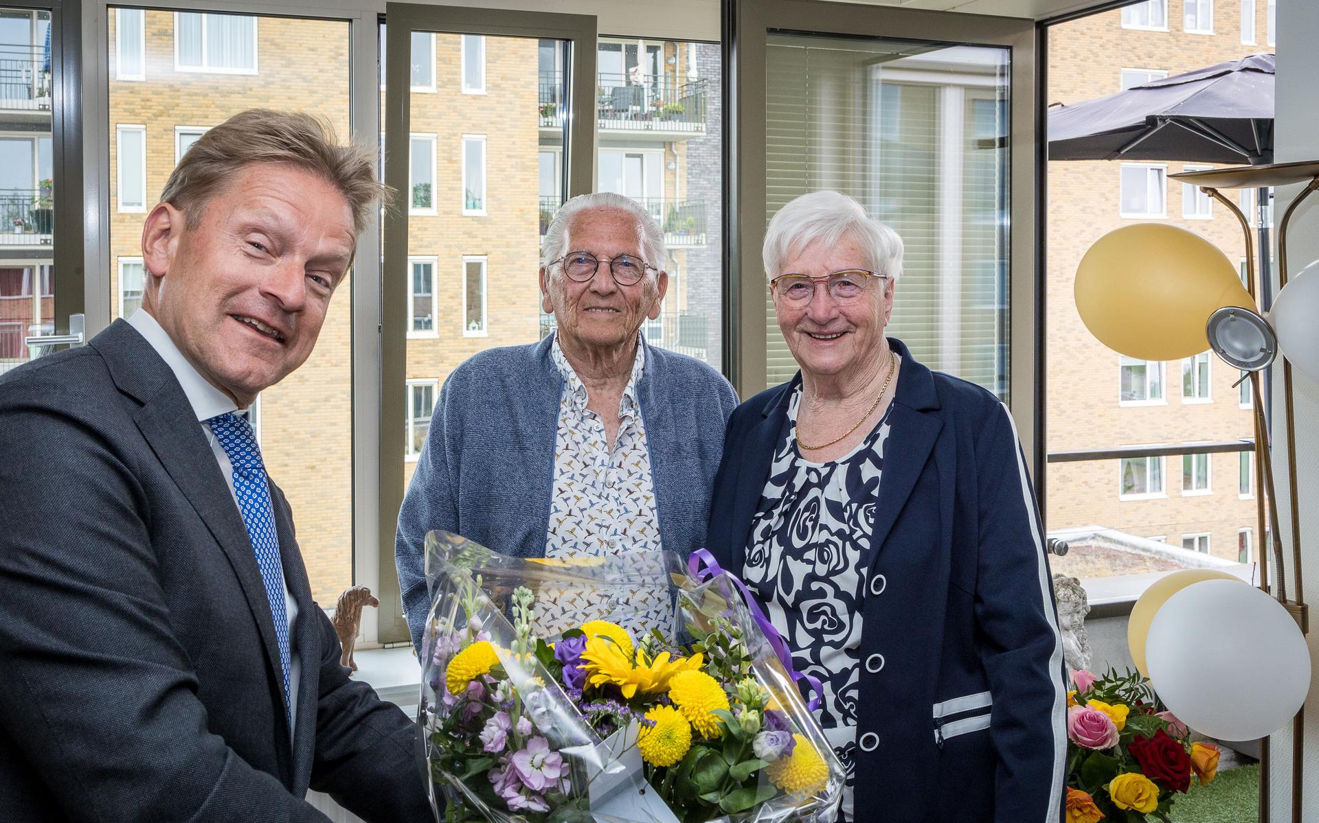 Burgemeester Bats feliciteerde Wiebe en Jannie Geertsma met een bloemetje. 