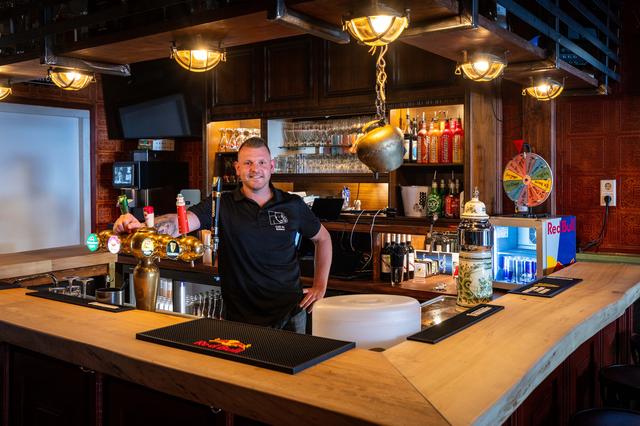 Joris de Jonge in zijn café.