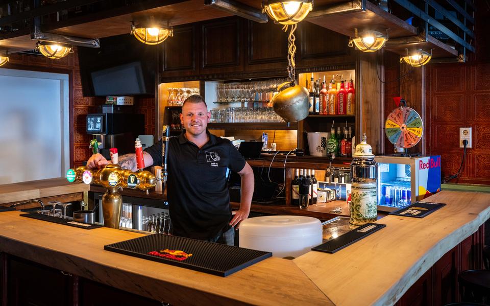 Joris de Jonge in zijn café.