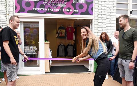 Linda Groenink opende zelf zaterdag haar winkel aan de Oosterstraat. 
