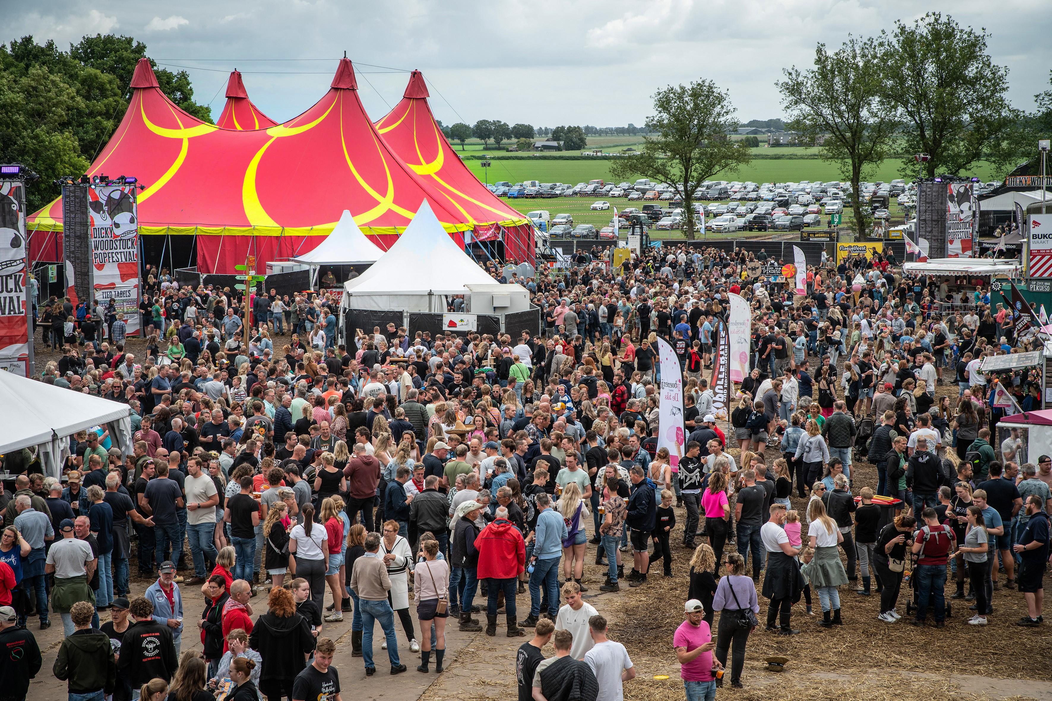 Het festivalterrein is stampvol.