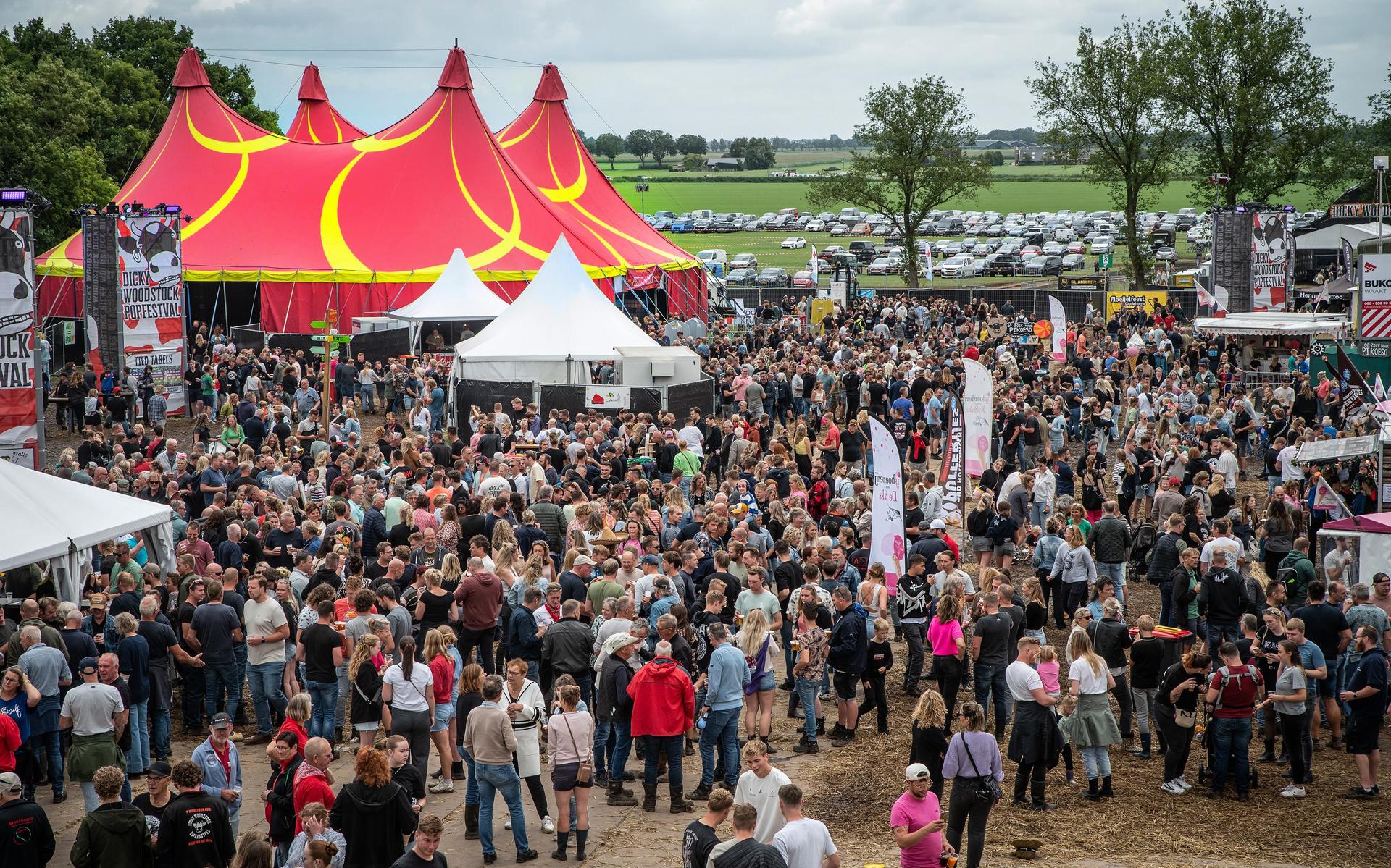 Het festivalterrein is stampvol.