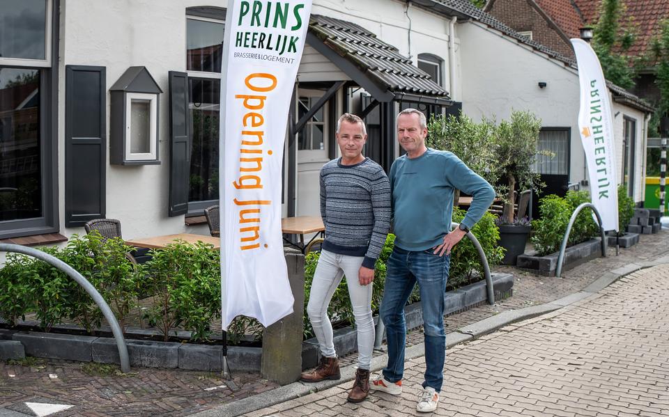 Mark Hofstra (links) en Johannes Goossen (rechts) zijn de eigenaren van Brasserie & Logement Prinsheerlijk.
